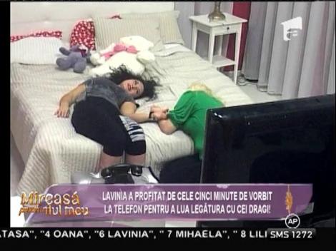 Lavinia și-a folosit cele cinci minute de vorbit la telefon pentru a lua legătura cu familia!