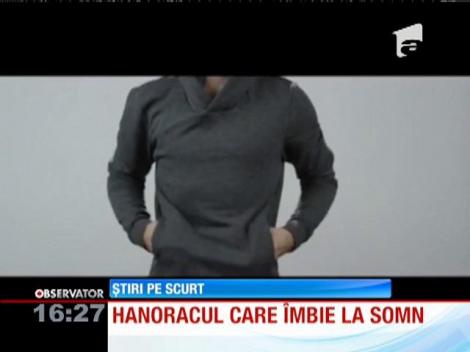 Un designer britanic a creat hanoracul ce poate fi transformat în pernă