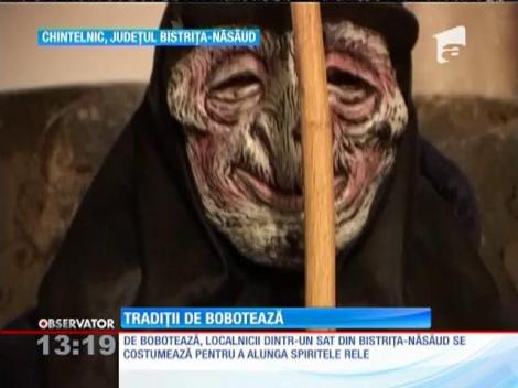 De Bobotează, localnicii dintr-un sat din Bistrița-Năsăud se costumează pentru a alunga spiritele rele