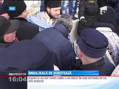 Slujba de Bobotează s-a lăsat cu scandal în Iaşi. Oamenii s-au călcat în picioare ca să ajung primii la butoaiele cu agheasmă