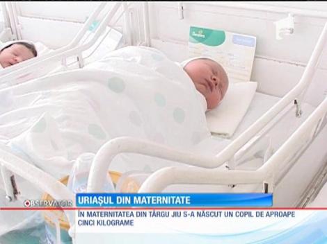 Bebelus de cinci kilograme, vedeta maternităţii din Târgu Jiu