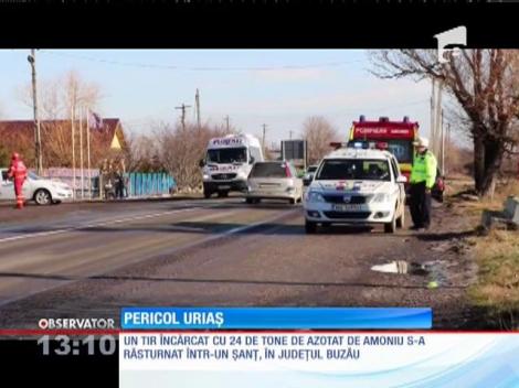 Un TIR încărcat cu azotat de amoniu s-a răsturnat într-un şanţ, în judeţul Buzău