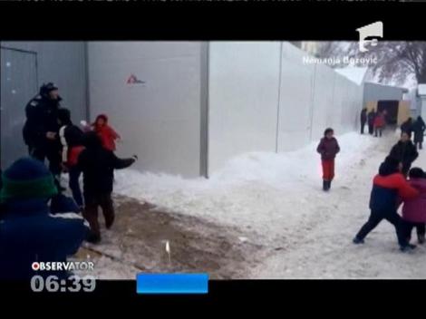 Bataie cu bulgări între poliţişti şi copiii refugiaţilor, la granița Serbiei cu Croaţia