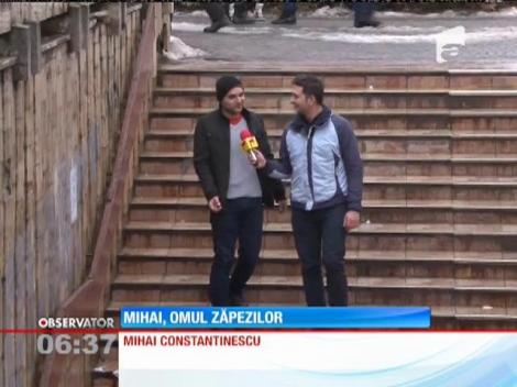 Mihai, omul zăpezilor! A deszăpezit de unul singur un pasaj pietonal din Ploieşti