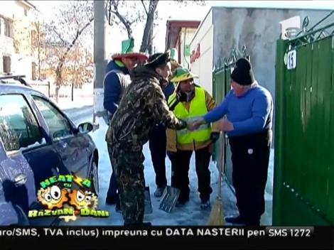 Desgustătorii curăţă Capitala de zăpadă