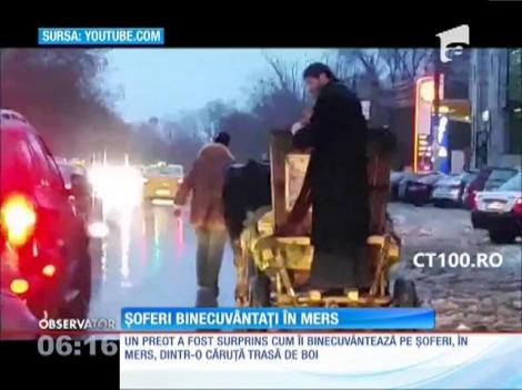 Un preot îi binecuvântează pe şoferi, în mers, dintr-o căruţă trasă de boi