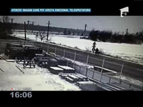 Imagini șocante! Biciclist spulberat de un şofer venit de pe contrasens