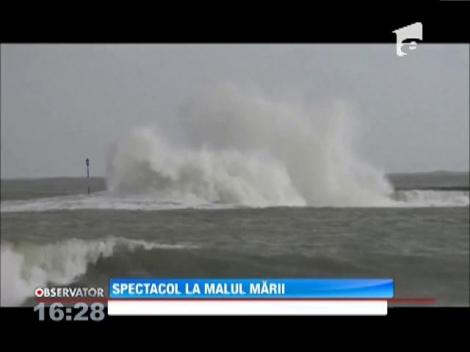 Spectacol al valurilor la malul mării