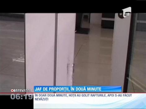 Patru hoţi au spart un magazin de cosmetice din centrul Constanţei