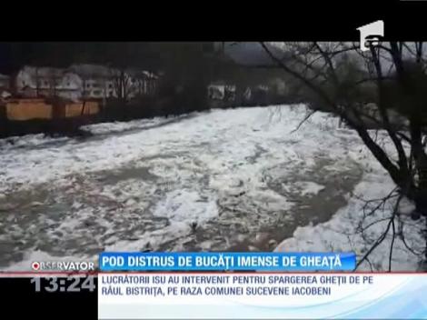 Pod pietonal din Vatra Dornei, distrus de bucăţi imense de gheaţă