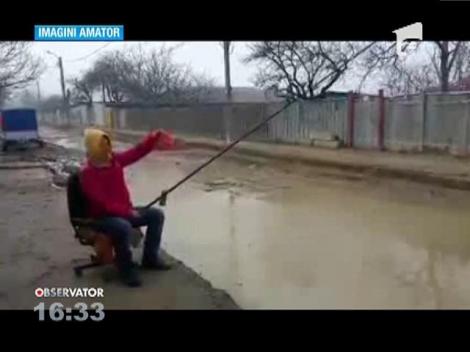 La pescuit în balta imensă cu noroi din fața casei