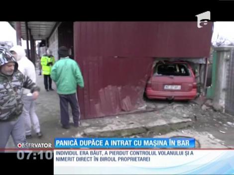 Un şofer băut bine a reuşit să sperie o localitate întreagă după ce a intrat cu maşina într-un bar