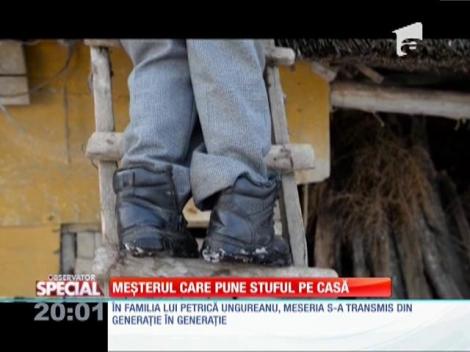 SPECIAL! Meşterul care pune stuf pe casă