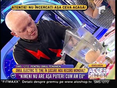 A fiert un ou în doar câteva clipe, sub privirile vedetelor! Biba Struja, omul electric, reprezentație de vis în direct, la Acces Direct