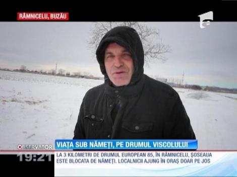 În satele afectate de viscol, localnicii ştiu să depăşească perioada critică