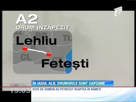 Sute de oameni au petrecut noaptea în nămeţi, pe drumurile naţionale