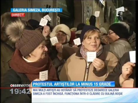 Mai mulţi artişti au ieşit să protesteze, deoarece galeria Simeza a fost închisă