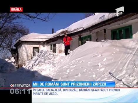 Mii de români sunt prizonierii zăpezii. Au fost nevoiţi să sape tuneluri!
