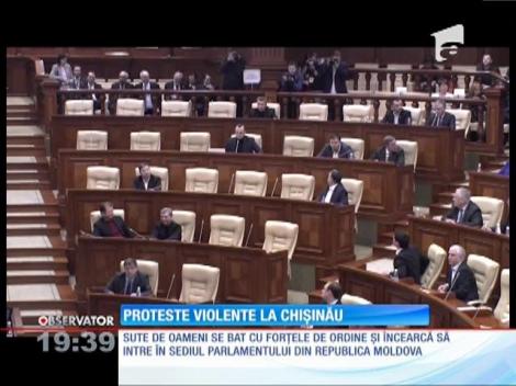Scene violente în faţa Parlamentului de la Chişinău