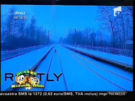 Smiley News: Sport de iarnă extrem. Pe schiuri, tras de tren!