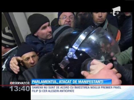 Zeci de protestatari au pătruns în Parlamentul moldovean și au cerut alegeri anticipate