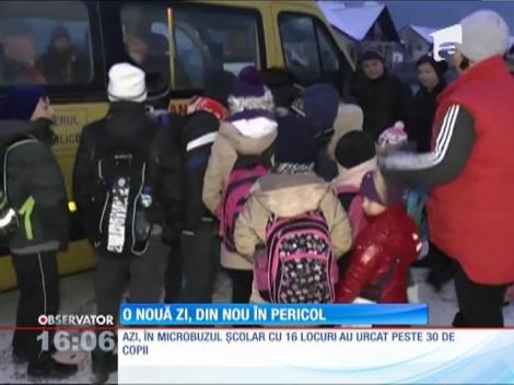 Elevii din Neamţ, filmaţi înghesuiţi în microbuzul şcolar, au mers la fel şi astăzi