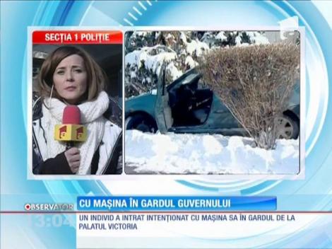 Un bărbat a intrat intenționat cu mașina în gardul Guvernului