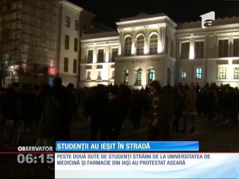 Peste 200 de studenţi străini din Iași, protestat în faţa facultăţii