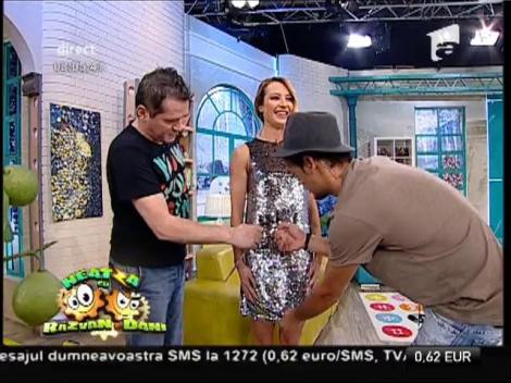 Jucărie pentru "copii mari"! Rochia Flaviei a făcut valuri: Băieții nu s-au putut abține și au... mângâiat-o!