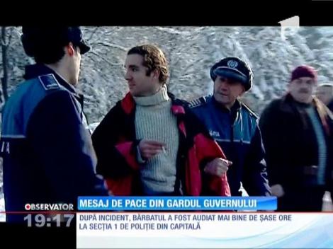 Bărbatul care a intrat intenționat cu mașina în gardul Guvernului și-a explicat gestul