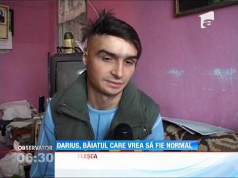 Darius, băiatul care vrea să poată ieşi pe stradă fără să fie arătat cu degetul, își caută un loc de muncă