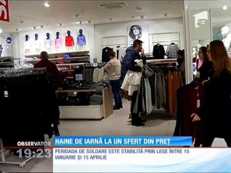 Reduceri mari la produsele de iarnă. Hainele se vând și la un sfert din preț!