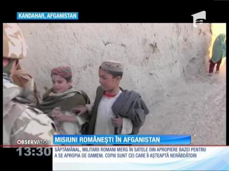 Ne înclinăm! Copiii dintr-o bază militară din Afganistan au zâmbit din nou. Militarii români le-au dăruit dulciuri celor mici