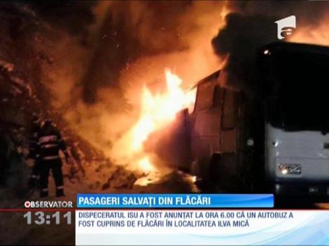 Cinci oameni au fost salvaţi dintr-un autobuz în flăcări
