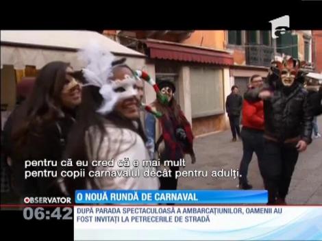 O nouă rundă de carnaval la Veneția: Tradiţionala paradă a bărcilor