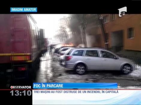 Trei maşini s-au făcut scrum în parcarea unui bloc din Capitală