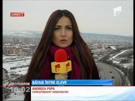 Video! Șapte fete s-au bătut în sala de clasă mai ceva ca într-un ring de box! Nici măcar profesorii nu au putut să le oprească