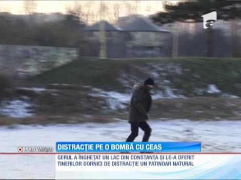 Distracţie periculoasă pe un îngheţat un lac din Constanţa