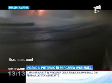 O maşină a luat foc în parcarea mall-ului din Arad