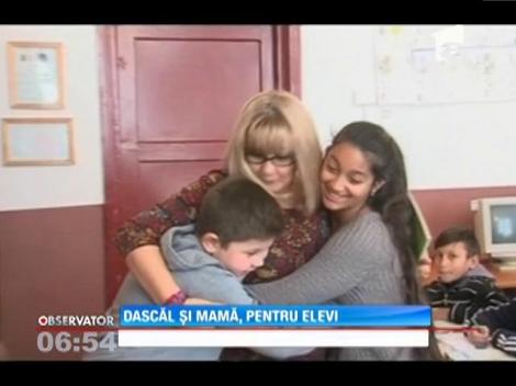 O învăţătoare din Reghin ne demonstrează cum e să fii mamă şi dascăl pentru elevi