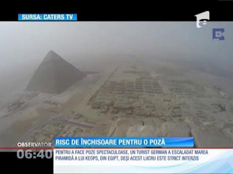 Un turist german putea ajunge după gratii din cauza unor fotografii făcute în vârful piramidei din Egipt