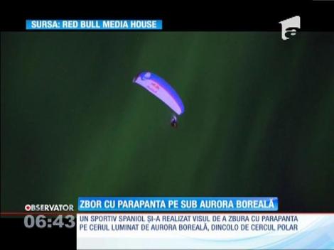 Un spaniol a zburat cu parapanta pe sub aurora boreală