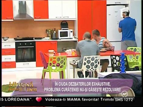 Problema curăţeniei a aprins din nou flacăra discordiei între băieţi!