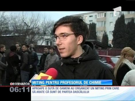 Răsturnare de situaţie în cazul dascălului din Braşov acuzat că-i umileşte pe copii la oră. Foştii lui elevi îl apără