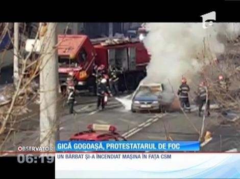Clipe de panică în faţa Consiliului Superior al Magistraturii din Bucureşti, după ce un bătrân şi-a incendiat maşina