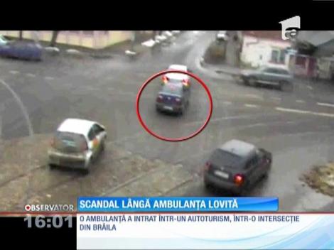 O ambulanţă a lovit, posibil intenționat, o mașină aflată într-o intersecție!