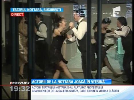 După ce au fost evacuați, actorii de la teatrul Nottara joacă într-o vitrină