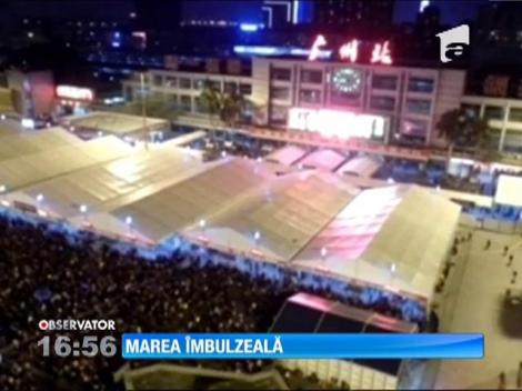 Peste 100.000 de oameni, blocaţi într-o singură gară din China!