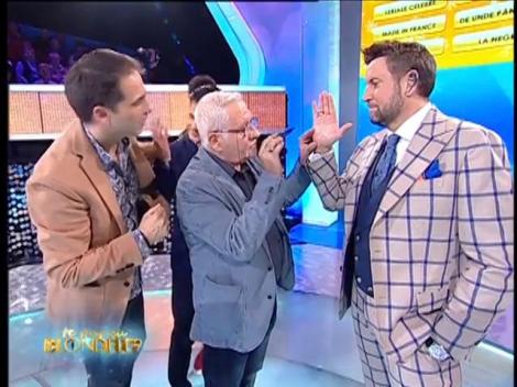 Numerologul Mihai Voropchievici le citeşte în palmă invitaţilor lui Dan Negru