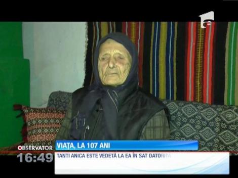 Tanti Anica, la 107 ani: „Tai singură lemne și mă urc pe scaun să iau mămăliga de pe sobă!”